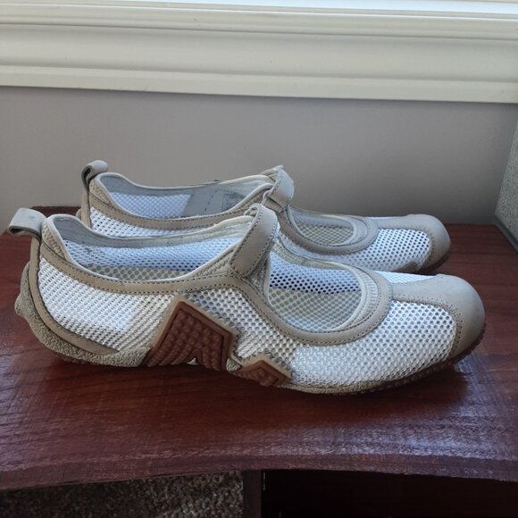 Merrell White and Tan Mesh Athletic Shoes - Picture 6 of 14